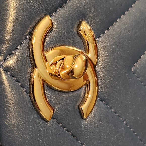 Chanel Chevron Trendy Flap Bag - Picture 4 of 15